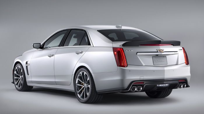 Η νέα CTS-V διαθέτει carbon καπό με εισαγωγές αέρα, γρίλια χρωμίου, ανασχεδιασμένους προφυλακτήρες και πίσω διαχύτη με 4πλη απόληξη της εξάτμισης.