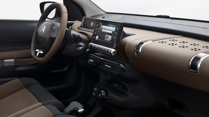 Στο εσωτερικό του C4 Cactus ξεχωρίζει η οθόνη αφής με σύστημα infontainment, το τριάκτινο σπορτίφ τιμόνι και τα φινιρίσματα σε μαύρη γυαλιστερή απόχρω