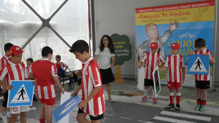 Το Ινστιτούτο Οδικής Ασφάλειας (Ι.Ο.ΑΣ.) αποδεχόμενο την πρόσκληση της Renault -επίσημου χορηγού ΠΑΕ Ολυμπιακός- βρέθηκε για δυο εβδομάδες στο προπονη