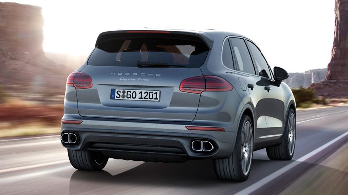 Στο πίσω τμήμα της ανανεωμένης Cayenne (στη φωτό η Turbo), συναντάμε λεπτότερα φωτιστικά σώμα, ενώ στο συνολικό «remake» συμβάλουν ο νέος προφυλακτήρα