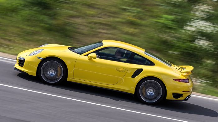 Η Porsche Cayman GT4 θα αποτελέσει το φθηνότερο και μικρότερο alter ego της Porsche 911 Turbo (φωτό).