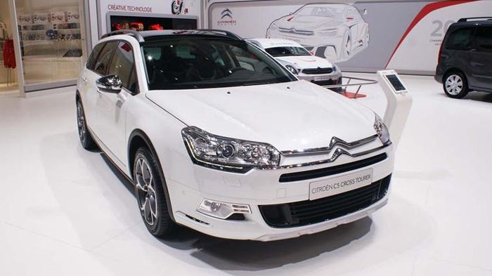 Το νέο C5 CrossTourer πατά σε 18άρες ζάντες αλουμινίου και διαθέτει πρόσθετα πλαστικά προστατευτικά μπροστά και στα πλαϊνά τμήματα του αμαξώματος, σε 