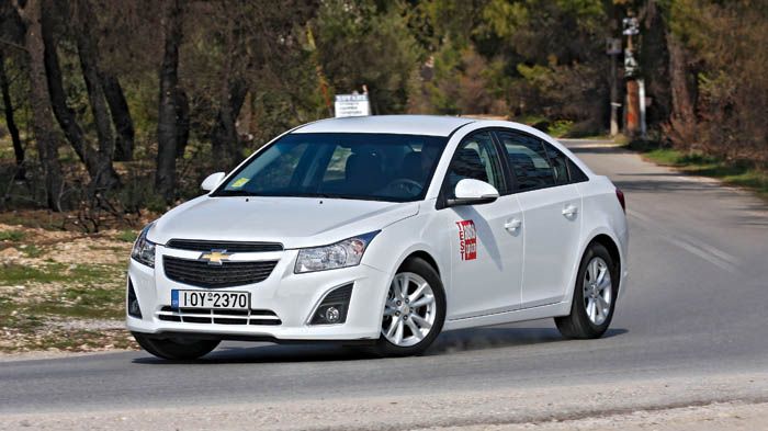 Το Chevrolet Cruze συνδυάζεται με τον 1,4 ατμοσφαιρικό κινητήρα των 100 ονομαστικών ίππων, για να προσφέρει τη χαμηλότερη δυνατή κατανάλωση στο κομμάτ