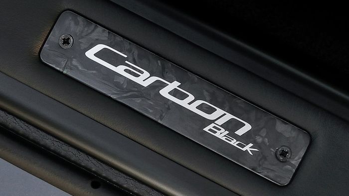 Οι πλακέτες με το λογότυπο «Carbon» υπογραμμίζουν τη διαφορετικότητα της έκδοσης Carbon Edition.