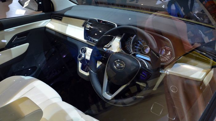 Στο σύγχρονο εσωτερικό του Daihatsu UFC-3 Concept, ξεχωρίζουν το κεντρικά τοποθετημένο σύστημα infotainment και ο διζωνικός κλιματισμός.