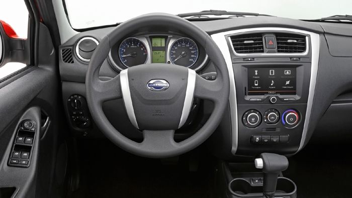 Το εσωτερικό έρχεται αυτούσιο από το on-DO sedan, ενώ στον στάνταρ εξοπλισμό περιλαμβάνονται οι μετωπικοί αερόσακοι και το ABS, αλλά και το χειμερινό 