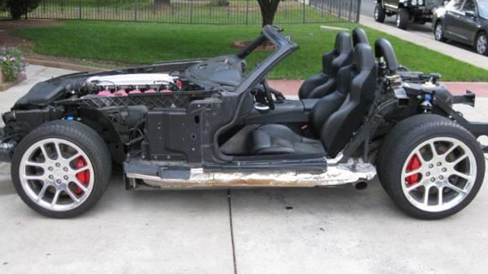 Ένα Dodge Viper Convertible του 2003 χωρίς πόρτες και καπό, αλλά σε… καλή κατάσταση και με V10 8,3 λτ. μοτέρ 507 ίππων πουλιέται προς 11.800 ευρ