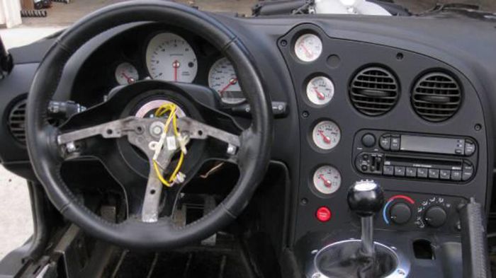 Το εν λόγω Dodge Viper Convertible δεν διαθέτει πόρτες, καπό και αερόσακους, ωστόσο δεν υπάρχει καμία ζημιά στον σκελετό του μοντέλου και στις αναρτήσ