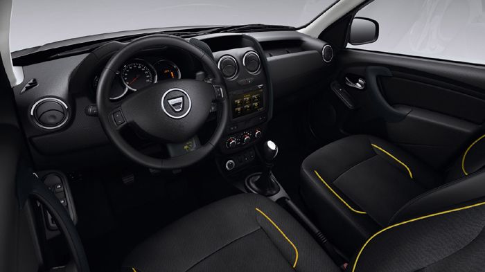 Στο εσωτερικό του Duster Air, συναντάμε αποκλειστικές επενδύσεις και πλήθος μαύρων «πινελιών», ενώ το «αλτίμετρο» δίνει και εδώ το παρόν.