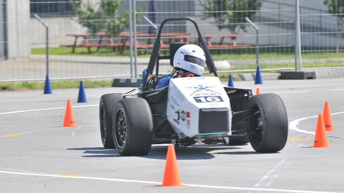Το μονοθέσιο της Prom Racing αποτελείται από ένα σωληνωτό χωροδικτύωμα με το υποπλαίσιο να είναι κατασκευασμένο από αλουμίνιο.