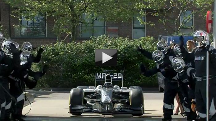 Οι «εργαζόμενοι» του πλυντηρίου και ο Jenson Button συμμετέχουν σε ένα διαφημιστικό -και διασκεδαστικό- βίντεο για μεγάλη εταιρεία καυσίμων.