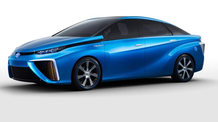 Το νέο Toyota FCV διαθέτει αυτονομία 483 χλμ. με ένα γέμισμα -το οποίο διαρκεί 3-5 λεπτά- και μπορεί να αγγίξει τα 100 χλμ./ώρα από στάση σε 10 δλ. πε
