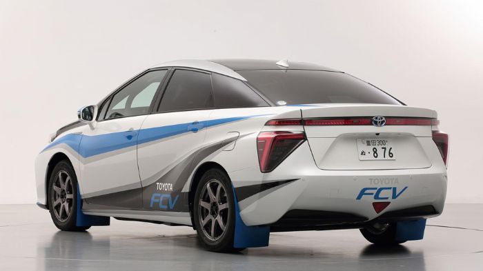 Το αγωνιστικό Toyota FCV διαθέτει άσπρο αμάξωμα με μπλε, ασημί και μαύρα γραφικά, ενώ έχουν προστεθεί σε αυτό λασπωτήρες και ελαφριές ζάντες αλουμινίο