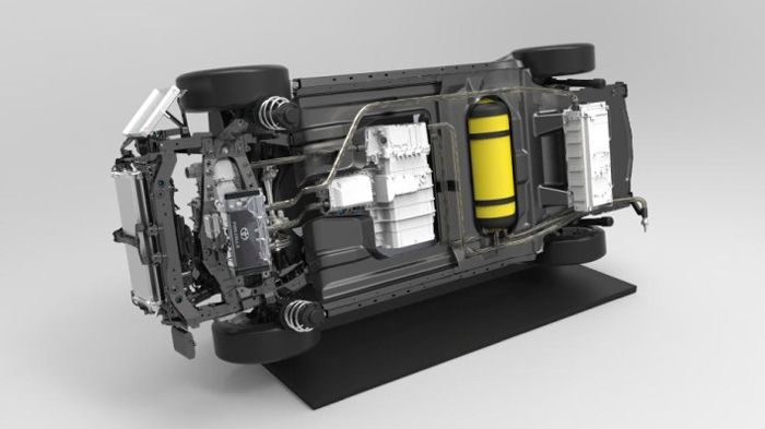 Η Toyota υπόσχεται πως ούτε σφαίρα δεν μπορεί να διαπεράσει τα παχιά τοιχώματα των δύο δεξαμενών υδρογόνου, το οποίο χρησιμοποιείται από τις κυψέλες π