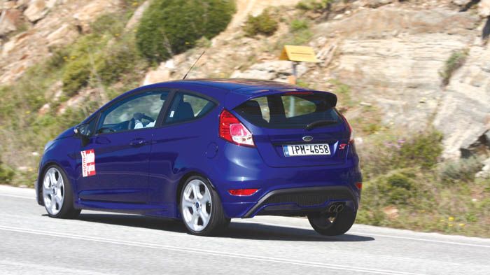 Σφιχτή ανάρτηση, κοφτερό τιμόνι, μεγάλα περιθώρια πρόσφυσης και δυνατότητα να παίξεις με την ουρά, τα χαρακτηριστικά του Ford Fiesta ST στο δρόμο.	