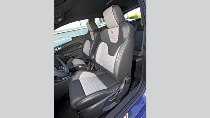 Τα μπάκετ της Recaro κρατούν γερά το σώμα στις στροφές και σε ωθούν να ανεβάσεις οδηγικούς ρυθμούς.	