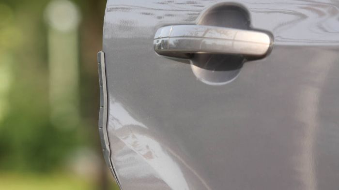 Πολύ χρήσιμο το Door Edge Protector, που μειώνει την πιθανότητα ζημιάς με την ενεργοποίηση ενός προστατευτικού στην ακμή της πόρτας τη στιγμή που ανοί