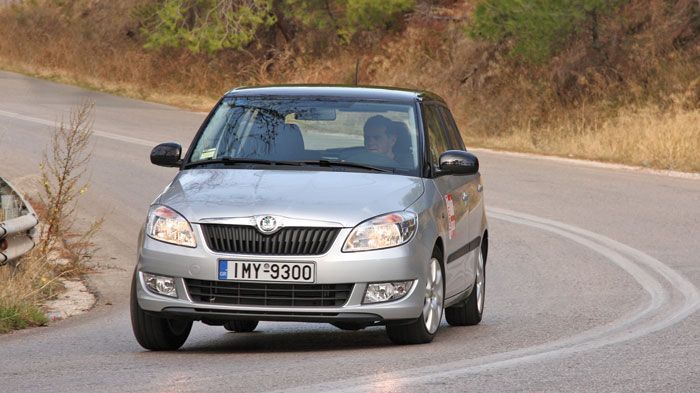Στη Fabia η ρύθμιση των αναρτήσεων ευνοεί την άνεση. Η σταθερότητα στις ευθείες είναι πολύ καλή, δίχως να φοβίζει τον οδηγό σε γρήγορες ταχύτητες. 