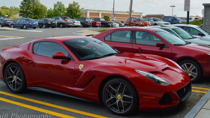 H νέα F12 SP America δανέιζεται τον κινητήρα της F12 Berlinetta που είναι ο 6,2 λτ. ατμοσφαιρικός V12 με απόδοση 740 ίππους.