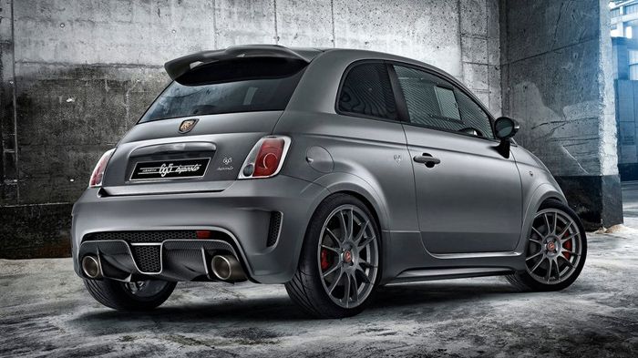 Το βάρους 997 κιλών Abarth 695 biposto διαθέτει νέο σύστημα ψύξης, σύστημα εξαγωγής Akrapovic και πλήρως ρυθμιζόμενες αγωνιστικές αναρτήσεις.
