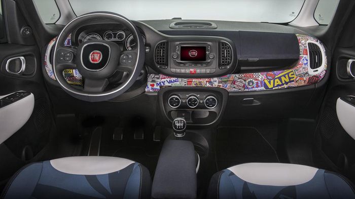 Στο εσωτερικό του Fiat 500L Vans concept υπάρχουν πολύχρωμες «πινελιές» στο ταμπλό του μοντέλου… επιμελημένες από τη Vans.
