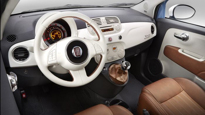 H έκδοση «Retro 1957» του 500 στο εσωτερικό της φέρει καφέ αποχρώσεις στις δερμάτινες επενδύσεις, που κάνουν αντίθεση με το λευκό ταμπλό και παραπέμπο