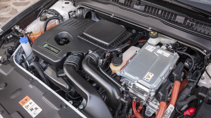 Ο δίλιτρος κινητήρας του Ford Mondeo Hybrid συνεργάζεται με έναν ηλεκτροκινητήρα (τοποθετημένος σε σειρά) και η μέση κατανάλωση είναι μόλις 4,2 λτ./10