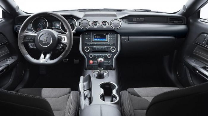 Στο εσωτερικό της νέας Shelby GT350 Mustang ξεχωρίζουν τα νέα Recaro σπορ καθίσματα και το προηγμένο σύστημα πολυμέσων.