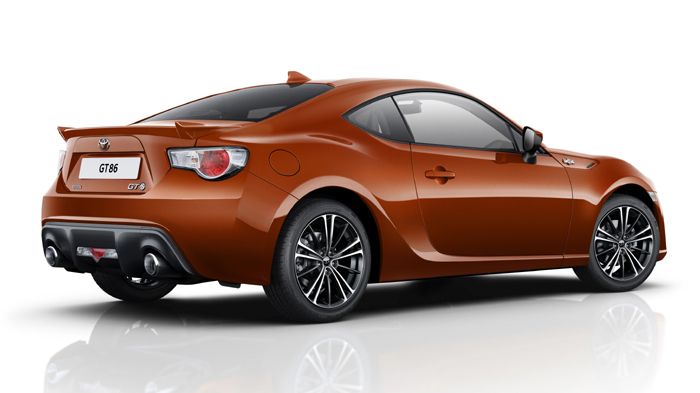 Με μεγαλύτερες διαστάσεις, turbo boxer κινητήρα, αλλά και υβριδική έκδοση αναμένεται το 2016 το GT86 sedan (στη φωτό το coupe).