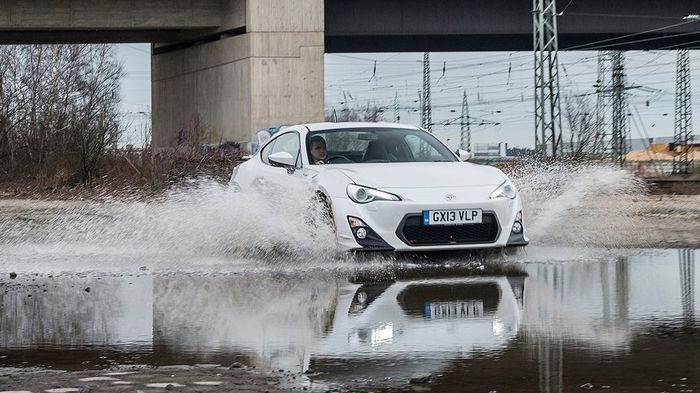 Οι τελευταίες πληροφορίες που καταφθάνουν από την Ιαπωνία κάνουν λόγο πως το GT86 θα αποκτήσει μια «καυτή» έκδοση, η οποία αντί για πισωκίνητη, θα είν