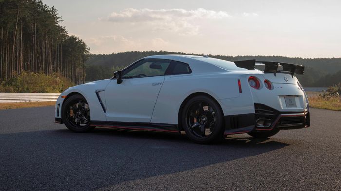 Το νέο GT-R Nismo διαθέτει 20άρες ζάντες αλουμινίου, πολλά στοιχεία από ανθρακόνημα, έναν νέο σπόιλερ μπροστά με περισσότερες εισαγωγές αέρα κι ένα κα