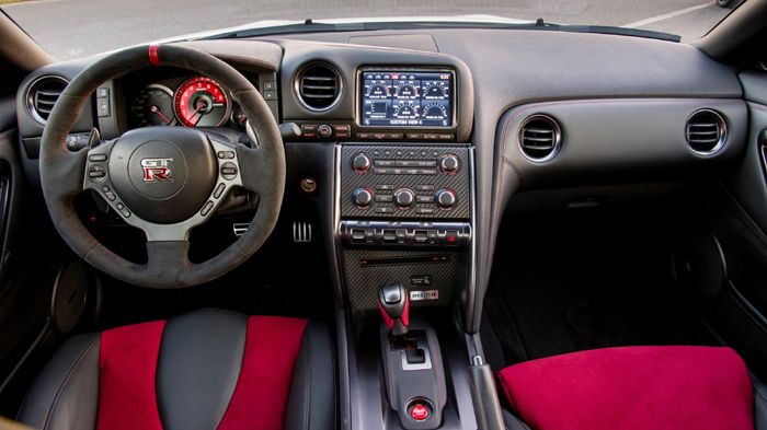 Στο εσωτερικό του νέου GT-R Nismo κυριαρχεί το σπορ τιμόνι με αλκαντάρα και τα Recaro bucket αγωνιστικά καθίσματα με στοιχεία ανθρακονήματος και κόκκι