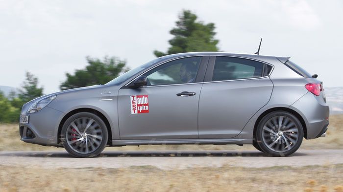 Στο δρόμο, η Alfa Romeo Giulietta QV Line διακρίνεται για τα δυναμικά της οδικά χαρακτηριστικά και την υψηλή ασφάλεια που προσφέρει στους επιβάτες της