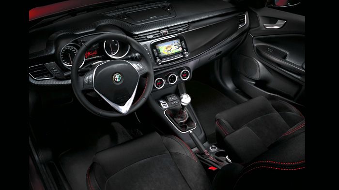 Στο εσωτερικό της Giulietta Sprint ξεχωρίζουν τα καθίσματα από Alcantara με κόκκινες ραφές, το δερμάτινο τιμόνι με κόκκινες ραφές, η μαύρη οροφή και τ