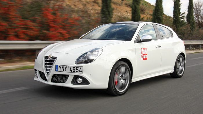 Σχεδιαστικά, το γεμάτο καμπύλες, φουσκώματα και νευρώσεις αμάξωμα της Giulietta, με τα χαρακτηριστικά αισθητικά τρικ δίνουν μια εικόνα από κουπέ μοντέ