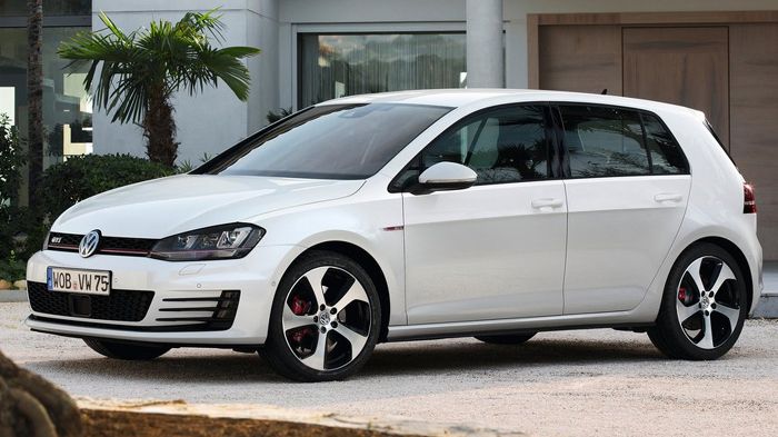 Η 7η γενιά του Golf πατά σε νέα πλατφόρμα –την MQB- που προσφέρει περισσότερη ακαμψία και ελαφραίνει κατά πολύ το αμάξωμα του γερμανικού μικρομε