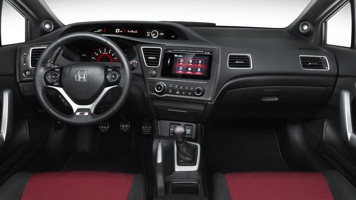 Εσωτερικά, τα Honda Civic Si Coupe και Sedan δεν έχουν ιδιαίτερες αλλαγές σε σχέση με το συμβατικό Civic, καθώς έχει προστεθεί επιπλέον button εκκίνησ