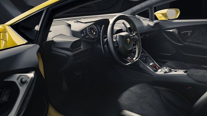 Η Huracan… κρύβει μέσα της έναν 5,2 λτ. V10 κινητήρα που παράγει 610 ίππους και 560 Nm ροπής και ο οποίος συνδυάζεται με ένα αυτόματο κιβώτιο δι