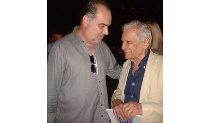 Από την εκδήλωση «Είμαστε εδώ, με ποιήματα και μουσική» στην πλατεία Κλαυθμώνος: ο Τίτος Πατρίκιος με τον Βασίλη Χατζηιακώβου.          