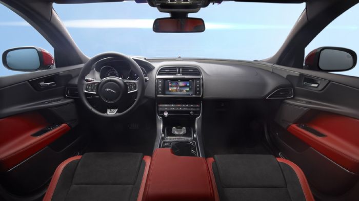 Η σχεδίαση του εσωτερικού της ΧΕ μοιάζει με την αντίστοιχη της καμπίνας της F-Type, ειδικά στο ταμπλό και στον πίνακα οργάνων. 