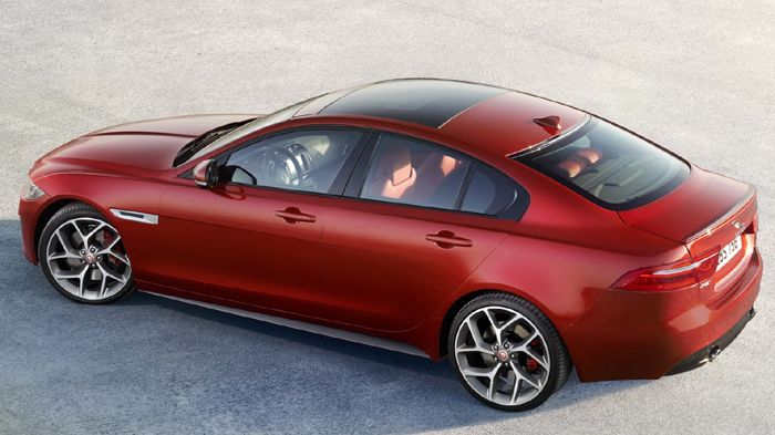 Η αισθητική της ΧΕ αντλεί την έμπνευσή της από την μεγαλύτερη Jaguar XF, με προεξάρχοντα χαρακτηριστικά της μορφής της να αποτελούν η τύπου coupe γραμ