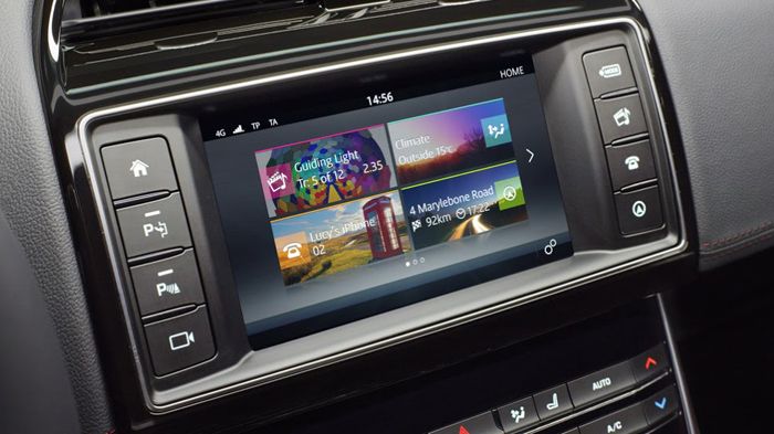 Οι άνθρωποι της Jaguar τοποθέτησαν το νέο infotainment σύστημά τους, το InControl, το οποίο φέρει οθόνη αφής 8 ιντσών και συνδέεται με smartphone, μέσ