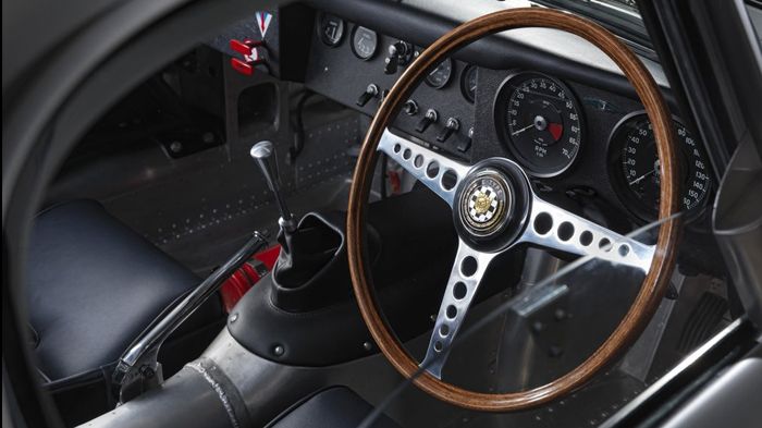 Eσωτερικά της Lightweight E-Type θα διατηρηθεί η ρετρό αισθητική της δεκαετίας του 1960 με δερμάτινα καθίσματα και το ξύλινο κλασικό τιμόνι.