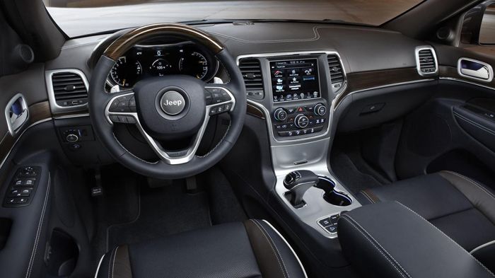 Το ανανεωμένο Jeep Grand Cherokee διαθέτει καθίσματα από δέρμα υψηλής ποιότητας στο εσωτερικό του, ενώ ξεχωρίζουν τα φινιρίσματα από ξύλο και οι χρωμι