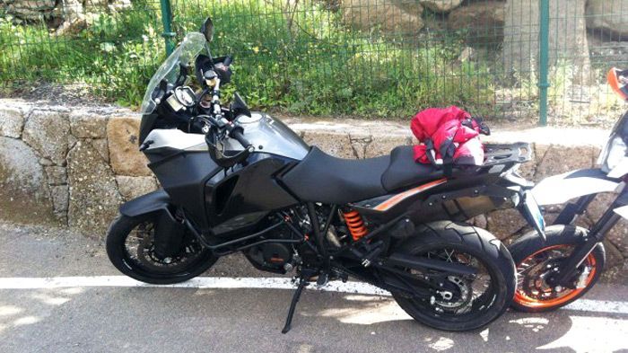 Ένα KTM 1190 Adventure με μεγαλύτερο ντεπόζιτο και ανασχεδιασμένα πλαστικά εντοπίστηκε στην Τενερίφη.
