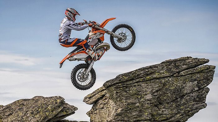 Σε μικρής έκτασης ανανέωση προχώρησε η KTM για τα δίχρονα και τετράχρονα EXC.
