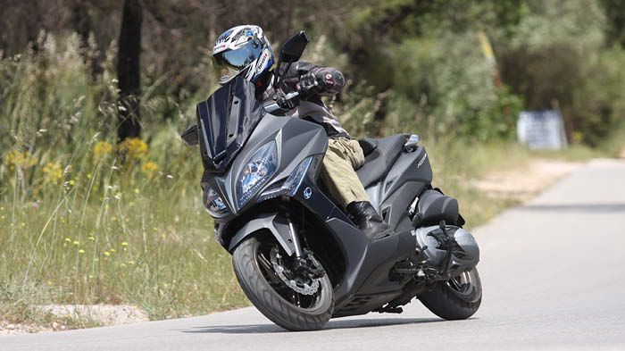 Με τη δύναμη του κινητήρα του XCiting 400i ABS, άνετα θα βγείτε τόσο σε Εθνική όσο και σε επαρχιακό, για ταξιδάκι.