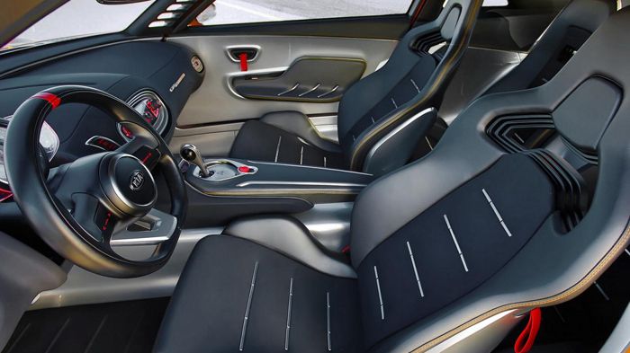 Στο εσωτερικό του νέου Kia GT4 Stinger concept υπάρχουν ελάχιστα buttons, σπορ τιμόνι και αρκετά μεταλλικά φινιρίσματα.	