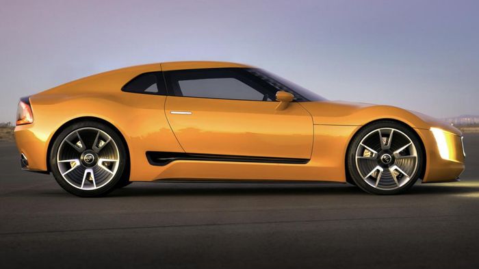 Το νέο Kia GT4 Stinger concept «πατά» σε 20άρες ζάντες αλουμινίου και διαθέτει στοιχεία από ανθρακόνημα, όπως ο μπροστινός splitter, κάτω από τον προφ