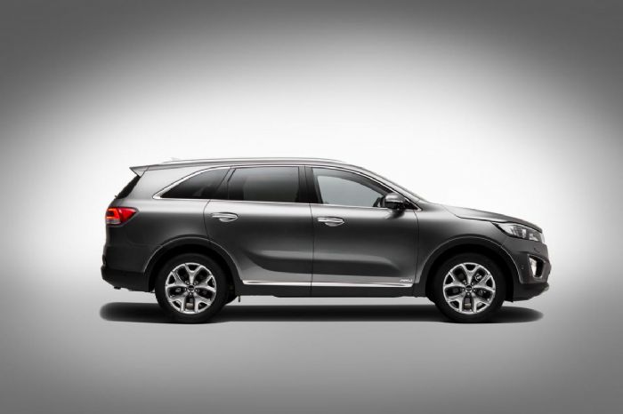 Tο νέο Sorento είναι «αναβαθμισμένο» αισθητικά σε σχέση με τον προκάτοχό του, ενώ το νέο μοντέλο απέκτησε τον «αέρα» του σύγχρονου crossover. 
